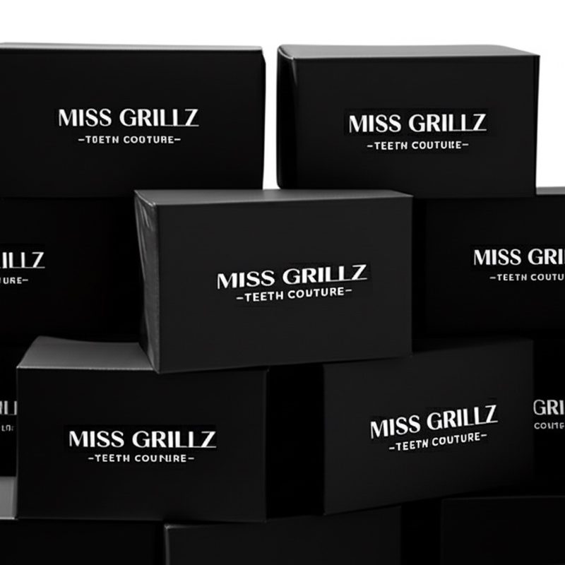 Miss Grillzのロゴが入った黒いボックス